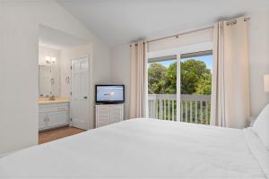 ein weißes Schlafzimmer mit einem großen Bett und einem Fenster in der Unterkunft Ocean Glen 8 Sea Clearly in Salter Path + 44 Fotos