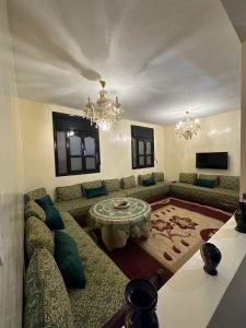 Μια τηλεόραση ή/και κέντρο ψυχαγωγίας στο Spacious Family Apartment in Tafraout Center