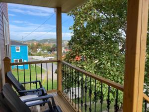 En balkon eller terrasse på Top Guest Rated Luxury Home - The Crows Nest