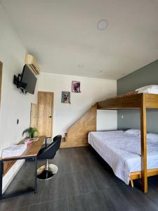 Ένα ή περισσότερα κρεβάτια σε δωμάτιο στο Treeloft Home