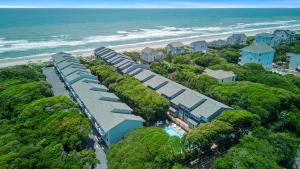 Luftaufnahme einer Häuserreihe neben einem Strand in der Unterkunft Ocean Glen 8 Sea Clearly in Salter Path