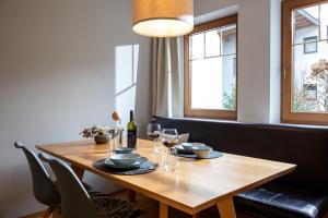 una mesa de comedor con copas de vino y una lámpara en Apart M, en Aschau 26 fotos más