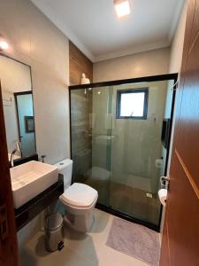 un bagno con wc, lavandino e doccia di Éolos Loft's - Cabo Frio a Cabo Frio Altre 64 foto