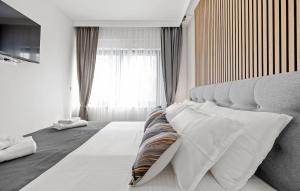 een slaapkamer met een bed, een bank en een raam bij Quercus Vodice in Vodice