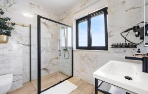 een badkamer met een douche en een wastafel bij Quercus Vodice in Vodice