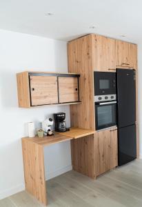 eine Küche mit einer Holztheke und einem schwarzen Kühlschrank in der Unterkunft Villa Cactus - Large Private Plot - Heated Pool & BBQ - Luxury Vacation in Playa Blanca