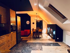 een woonkamer met een tafel en een eetkamer bij Hiddenhausen Premium Apartment in Hiddenhausen