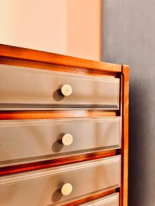 een houten ladekast met twee lades bij Hiddenhausen Premium Apartment in Hiddenhausen