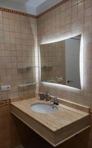 ein Badezimmer mit Waschbecken und Spiegel in der Unterkunft Villa Cactus - Large Private Plot - Heated Pool & BBQ - Luxury Vacation in Playa Blanca