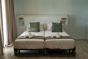 ein großes Bett mit zwei Kissen darauf in der Unterkunft Villa Cactus - Large Private Plot - Heated Pool & BBQ - Luxury Vacation in Playa Blanca + 17 Fotos