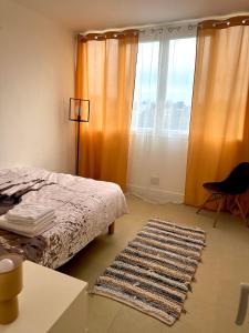 サヴィニー・シュル・オルジュにあるApartament spațios și luminosのベッドルーム1室(ベッド1台、ラグ、窓付) +10枚の写真