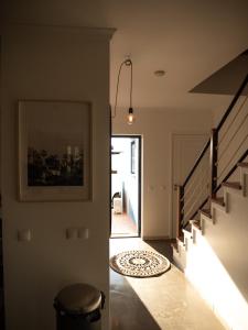 un corridoio di una casa con scale e uno sgabello di Pina Hideaway with a sea view rooftop terrace a Bicas