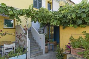 una escalera que conduce a una casa amarilla con plantas en La Pergola Dei Paggi, en Sestri Levante