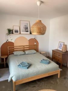 una camera da letto con un letto con due asciugamani sopra di Pina Hideaway with a sea view rooftop terrace a Bicas