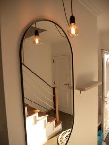 un grande specchio in una stanza con scala di Pina Hideaway with a sea view rooftop terrace a Bicas Altre 30 foto