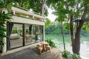 Puprai Tarnnarm Resort في ثونغ فا فوم: منزل مطل على النهر