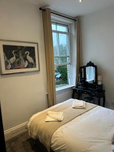 Una cama o camas en una habitación de Station Bridge Collection - Flat 4