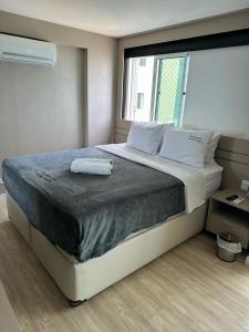 En eller flere senge i et værelse på 2703 Flat Beira Mar Av Boa Viagem com Cozinha