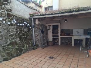 eine Außenterrasse mit Steinmauer und Leiter in der Unterkunft Casa Guinda in Gavilanes