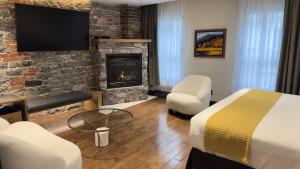TV a/nebo společenská místnost v ubytování Hotel du Vieux Quebec + 39 fotografií