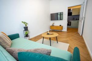 een woonkamer met een bank en een tafel bij Fidelios Altstadt Appartements in Weiden