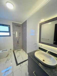 Et badeværelse på Legend Pyrs Giza