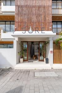 een gevel van een gebouw met een gebouw bij Sore Pererenan Residence Unit 3 in Canggu