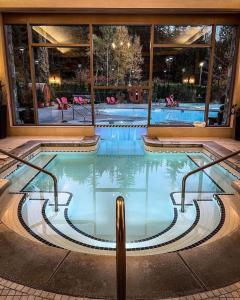 uma piscina num edifício com uma grande janela em 31 GlenEagle em Whistler