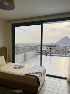 En eller flere senge i et værelse på Legend Pyrs Giza