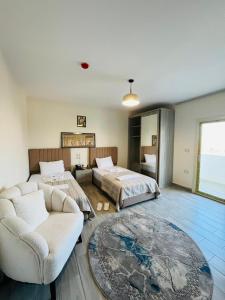 una camera con due letti, un divano e un letto di Legend Pyrs Giza a Il Cairo Altre 77 foto