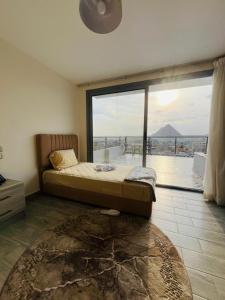 En eller flere senge i et værelse på Legend Pyrs Giza