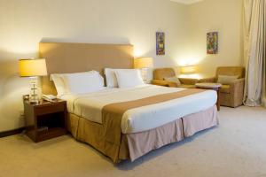Ένα ή περισσότερα κρεβάτια σε δωμάτιο στο Al Qurum Resort