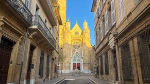 eine leere Straße vor einer Kirche in der Unterkunft Luxury & Design Apartment 4 star - Wellness Access - Extra Center in Aix-en-Provence