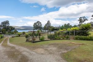 een tuin met uitzicht op het water bij Beach House at Quiet Corner in Adventure Bay