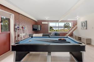 een pooltafel in een woonkamer met een bank bij Beach House at Quiet Corner in Adventure Bay