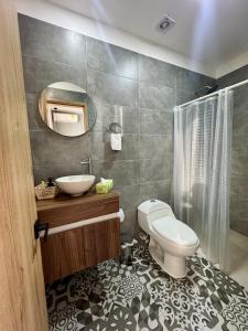 Ένα μπάνιο στο Treeloft Home +47 φωτογραφίες