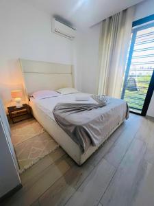 Giường trong phòng chung tại Cozy Apartment