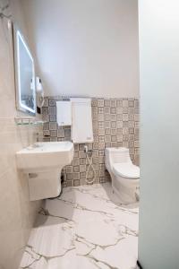 GuemarPalm Garden Souf的带水槽和马桶的浴室