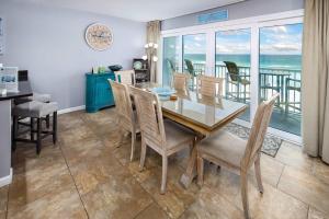 een eetkamer met een tafel en stoelen en de oceaan bij Islander FWB 501 Spacious gulf front condo in Fort Walton Beach