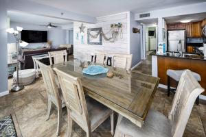 een eetkamer en keuken met een tafel en stoelen bij Islander FWB 501 Spacious gulf front condo in Fort Walton Beach +29 foto's