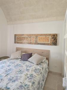 奥斯图尼Borgo Cervarolo的卧室里有一张床，上面有两个枕头