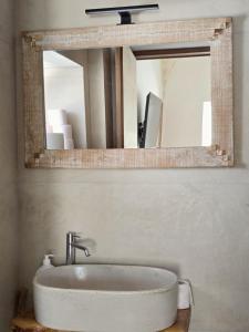 奥斯图尼Borgo Cervarolo的浴室里有洗手池和镜子