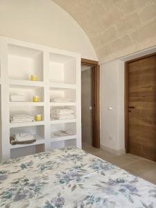 奥斯图尼Borgo Cervarolo的卧室配有床和白色架子 更多56张照片