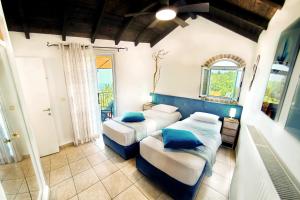 una camera da letto con due letti e una finestra di Villa Claire 10-Acre Private Estate with Pool near Corfu Old Town a Gastouri Altre 48 foto