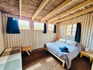 En eller flere senge i et værelse på CasaLuna Bed&Breakfast Maitencillo