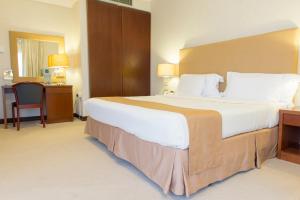 Ένα ή περισσότερα κρεβάτια σε δωμάτιο στο Al Qurum Resort