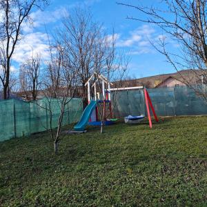 eine Gruppe von Spielgeräten auf einem Hof in der Unterkunft Casa Noastra in Drajna de Sus