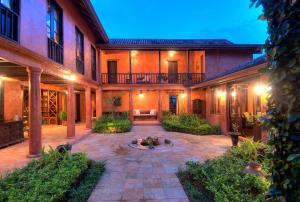 Un patio con una fogata en el medio de un edificio. en Hacienda Barrigona, en Sámara