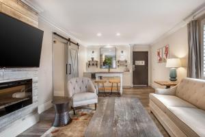 Μια τηλεόραση ή/και κέντρο ψυχαγωγίας στο Dry Creek Inn MOD Collection by Sonesta