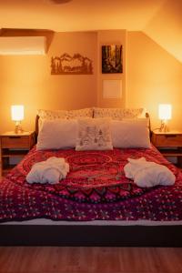 パラードシャシュヴァールにあるLélekZug Mátraの大きなベッドと2つの枕がある寝室